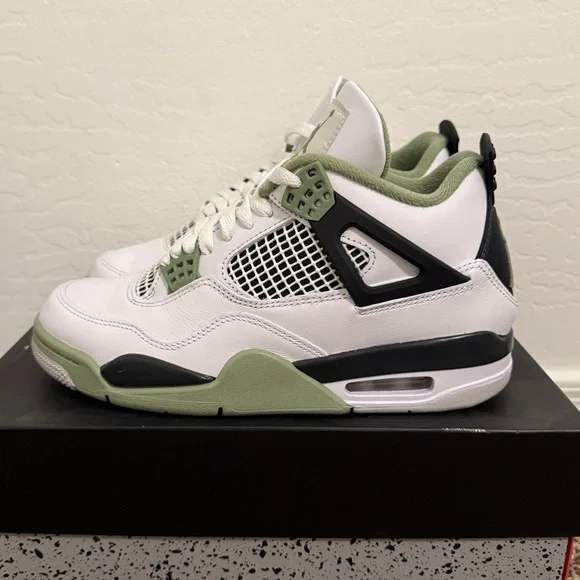 Women’s Jordan Seafoam 4s - Picture 6 of 7